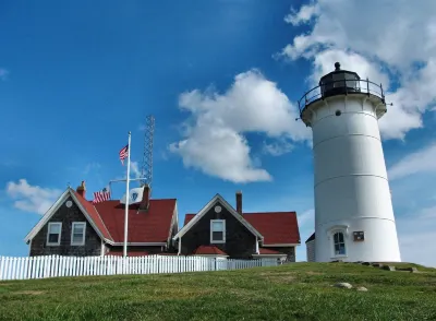 Iris Hotel Cape Cod Отели рядом с достопримечательностью «Bristol Beach»