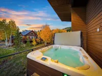 Crested Butte Mountain | Hot Tub, BBQ Area & Views マウント・クレスティド・ビュートのホテル