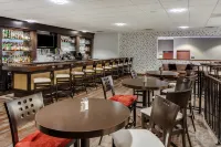 Crowne Plaza 密爾沃基機場 by IHG - 酒吧