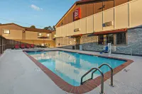 Red Roof Plus+ Huntsville - Pools