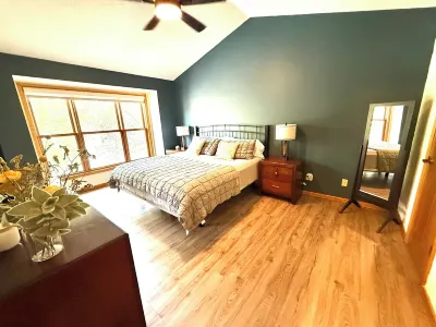 Family Friendly Retreat Minutes from Excelsior, Lake Minnetonka & More Paisley Park附近的飯店