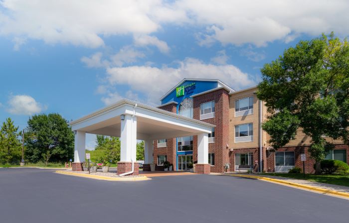 Holiday Inn Express & Suites CHANHASSEN by IHG