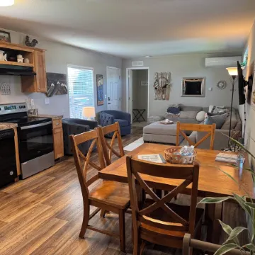 NW Retreat, Convenient 3 Block Walk to Main Street