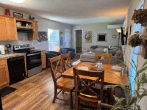 NW Retreat, Convenient 3 Block Walk to Main Street