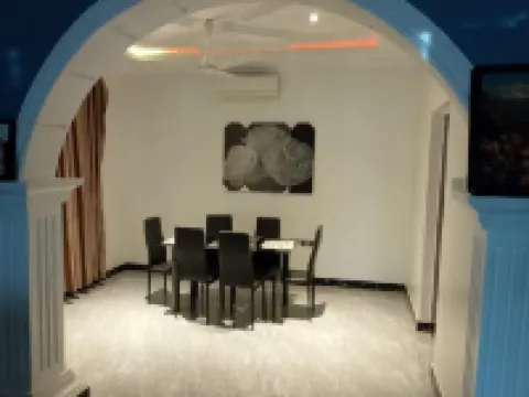 1 Bed Apartment Sleeps 2 - Parking Garden Wifi