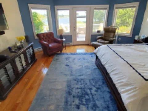 Direct Waterfront -Charming 3-BR house with AC, fitness room in Old Saybrook