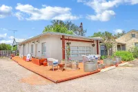 Charming Hideaway with Artisan Boutique - Inviting Vintage Escape