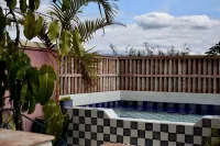 El Diablo y la Luna B&B - مسبح على السطح