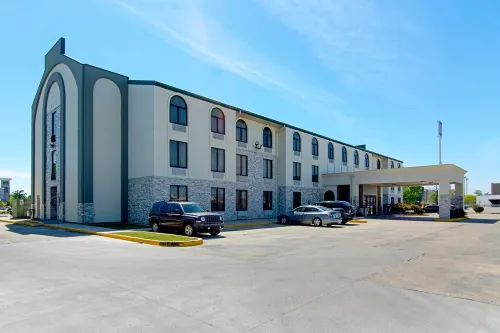 Quality Inn & Suites Near Tanger Outlet Mall Hotels in Gonzales