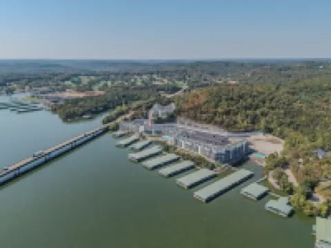 Lake of the Ozarks Premier lakefront 3-bedroom condo. Fishing, Swimming,boating. 拉塞爾酒店