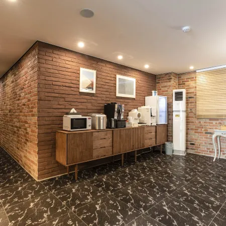 Paju Gugu Hotel Отели рядом с достопримечательностью «Стадион Пхаджу»