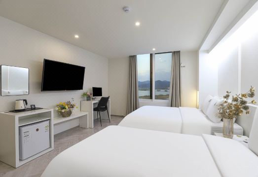 본호텔의 객실 인테리어 이미지