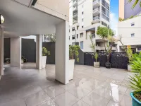 Comfy 2-Bed with Pool and Secure Parking - Apartments