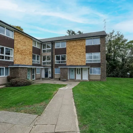 Modern 2 Bedroom Apt in Broadlands Court