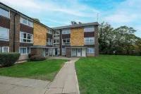 Modern 2 Bedroom Apt in Broadlands Court