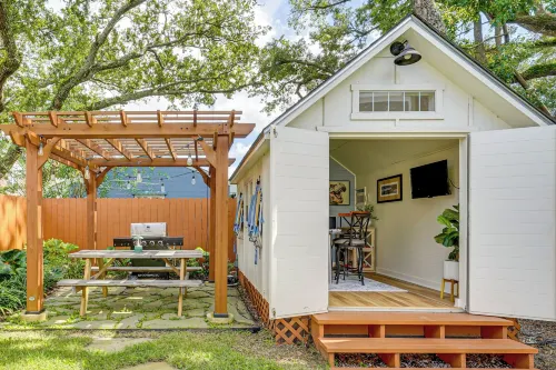 Dtwn Retreat w/ Game Room! Walk to Hampton Park - Condos