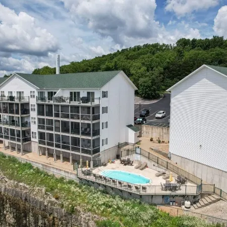 Boat Slip, 3 Pools, Golf, Ozarks Ampitheater, & Amazing Lake Views at Big Niangua