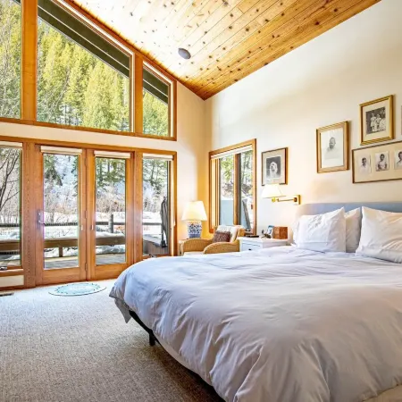 River House - 4BD Riverfront, Hot Tub, Near SV Ski Lifts!