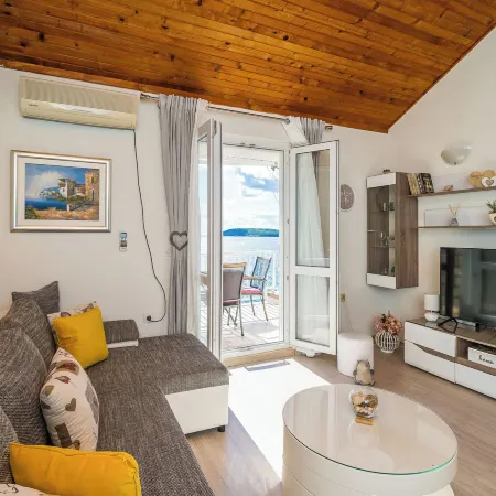 Indy's Beach Apartments