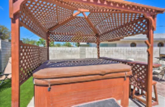 Las Vegas Getaway w/ Patio & Grill: ~3mi to Strip!