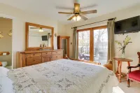 Waterfront Haven on Pines Lake Ski, Swim and Relax - homestay