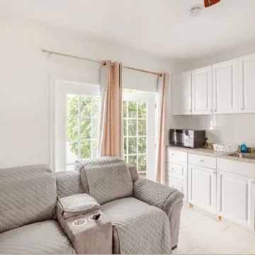 Cozy Private Apartment in Vero Beach with Garden View