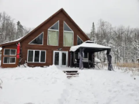 Nature lover’s retreat in the forest. Near hiking, skiing, swimming, etc