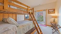 Mountaintop Getaway with Gazeebo Deck Hot Tub & Fireplace! Long range views!