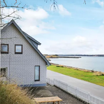 Seaside Retreat in Hvalpsund-by Traum