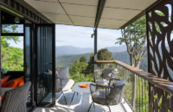 Cabane Treehouse Retreat with Mountain Views