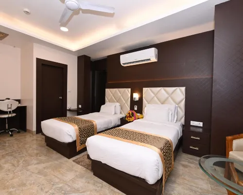 Hotel Pal Paradise โรงแรมใกล้สถานีรถไฟลัคนาวจังก์ชั่น