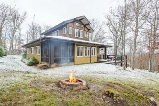 Contemporary Mountain Retreat with Media Room - Stunning Escape
