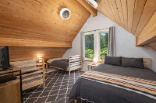 Raven Haven Lodge 2 Bedroom Home by RedAwning