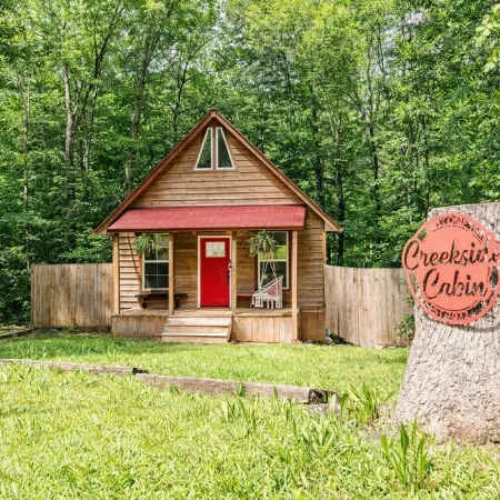 Romantic Cabin: Hot Tub, Fire Pit, Indoor & Outdoor Living, EV Charger