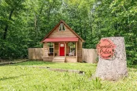 Romantic Cabin: Hot Tub, Fire Pit, Indoor & Outdoor Living, EV Charger