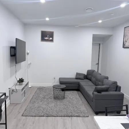 Charming Family-friendly House Rental in Edmonton