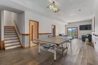 The Heights - Mountain Views, Hot Tub, Pool 10 Bedroom Home