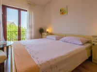 Apartments Dora Hotels in Selce
