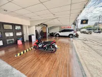 Antons Inn - parking