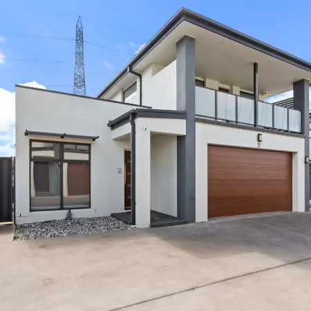 Family-friendly 4-bed Home With Courtyard