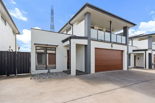 適合家庭的四間臥室庭院住宅 - 按摩浴缸