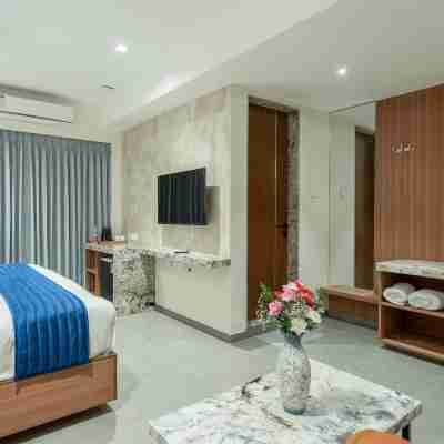 J Square Inn - Near Airport Rooms