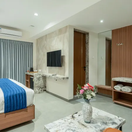 J Square Inn - Near Airport