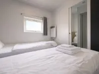 Cozy mobile home on the lake (WA 105) Hotels in Wackersdorf