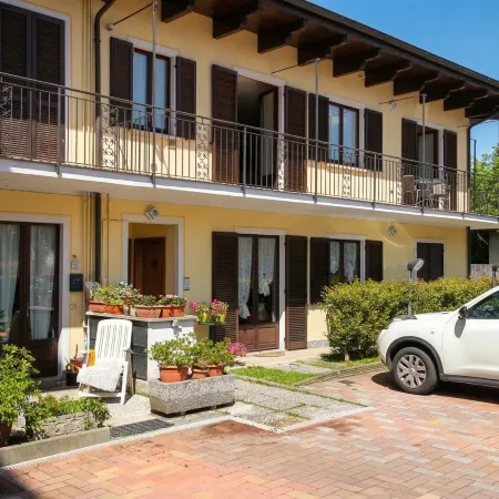 Petalo Bianco 100m from Lake - Happy Rentals