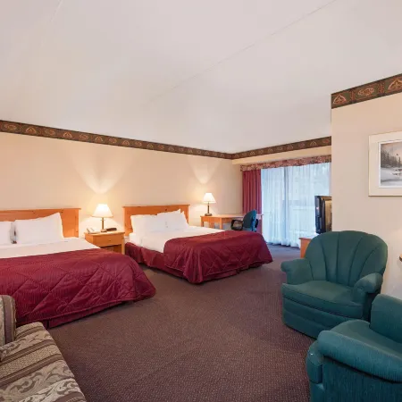 Ramada by Wyndham Pinewood Park Resort North Bay