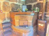 Charming Stone Retreat on 19ha Private Estate | Valley Views & Total Privacy 阿馬蘭蒂酒店