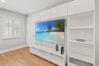 Serene 2-Bedroom Venice Apartment with Private Entrance