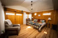 Ruby’s Red Cabin Hot Tub Nature Horses Indy - พร้อมระเบียง