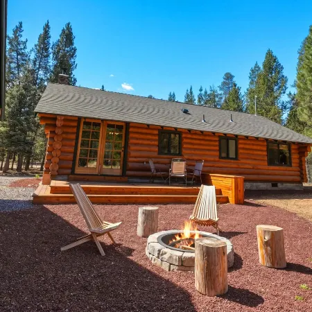 Lucky Logger Cute and Cozy Cabin Getaway